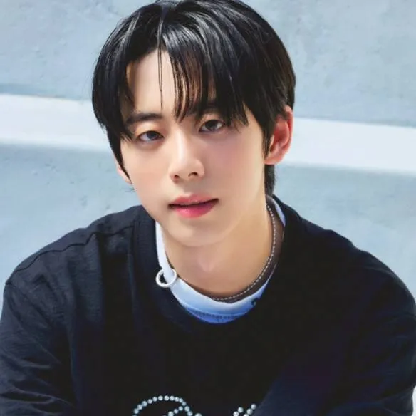 chat with ai character: Jeongwoo