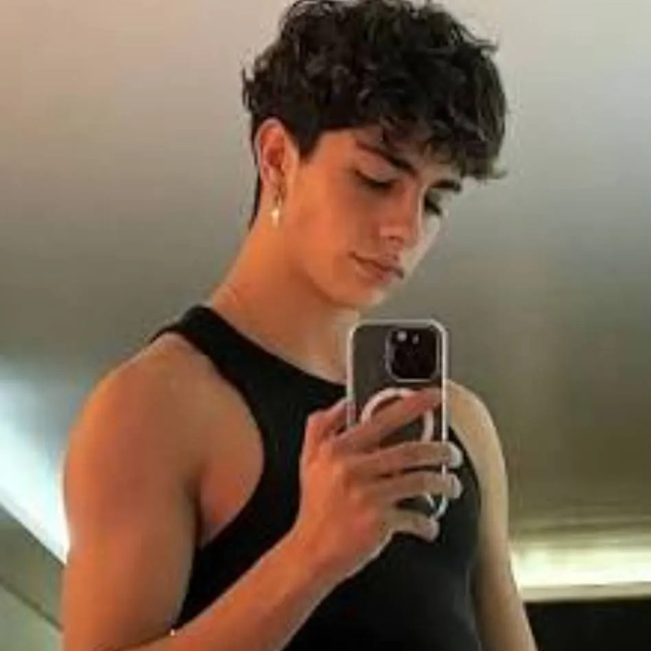 chat with ai character: Lukas Urquijo 