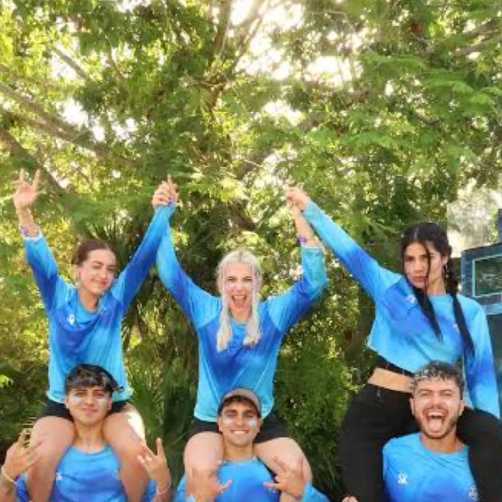 chat with ai character: DELFINES 🐬🐬🐬