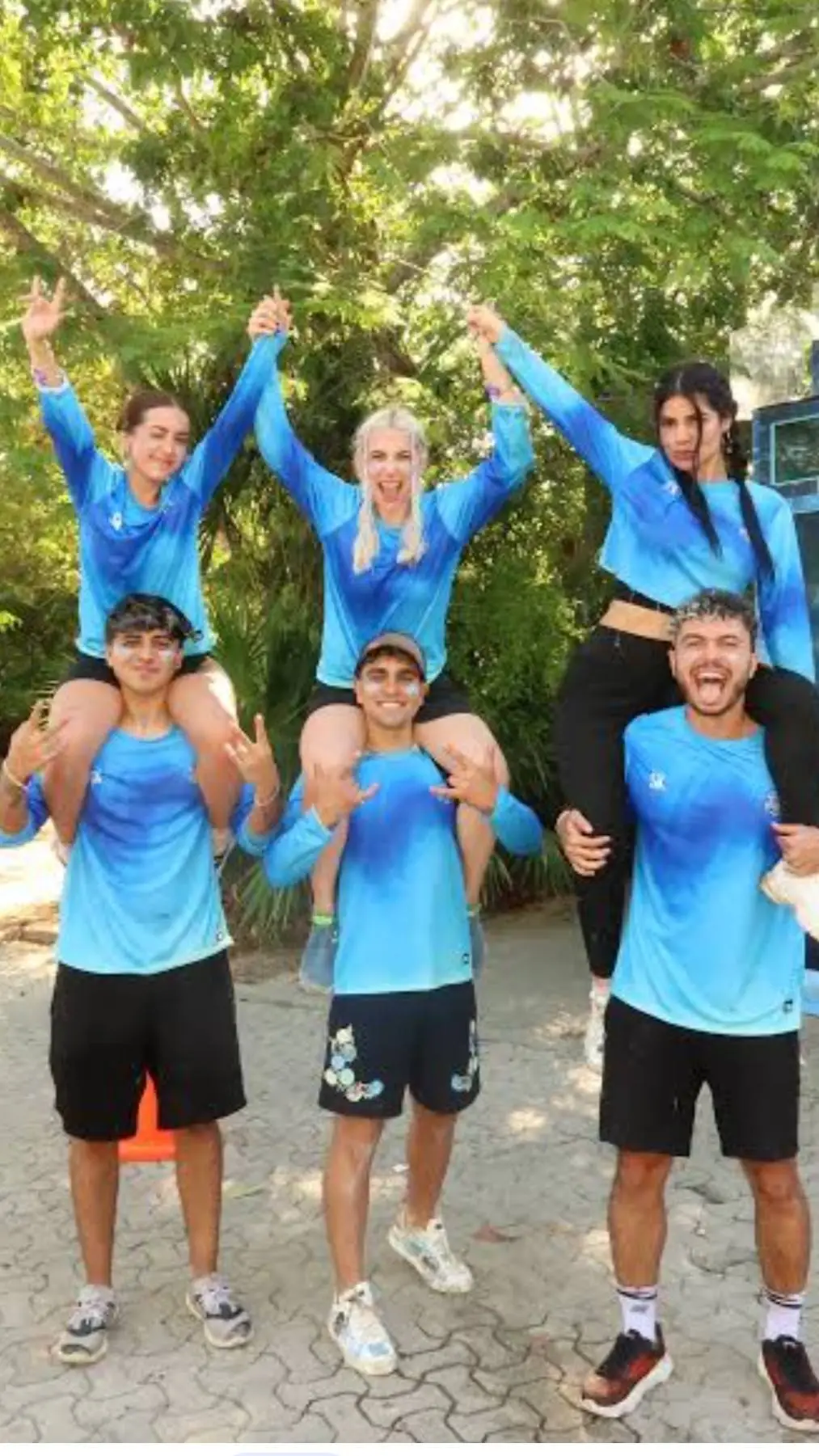 ai character: DELFINES 🐬🐬🐬 background