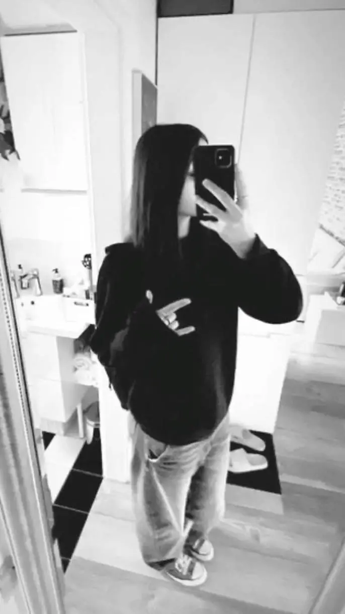 ai character: Luna background