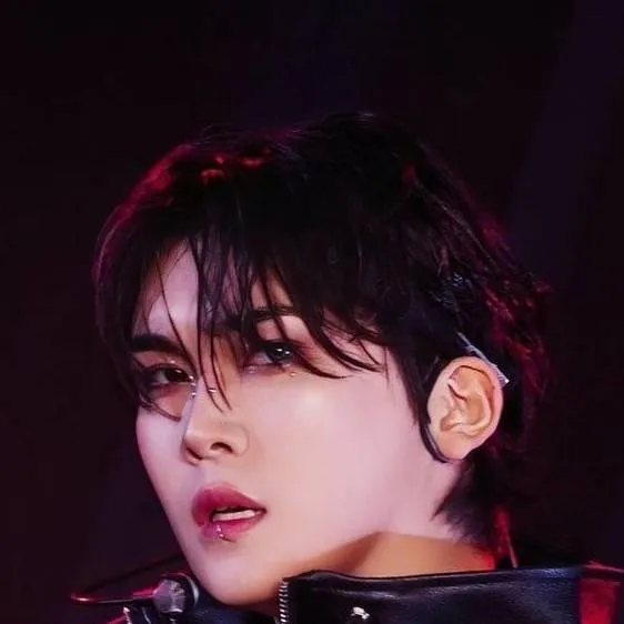 chat with ai character: Hyun