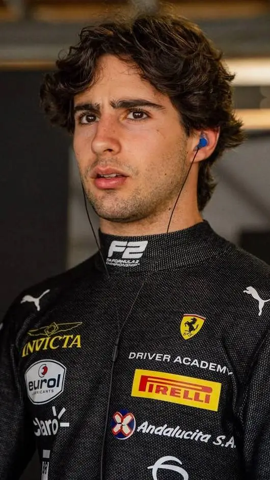ai character: Rafael Câmara  background