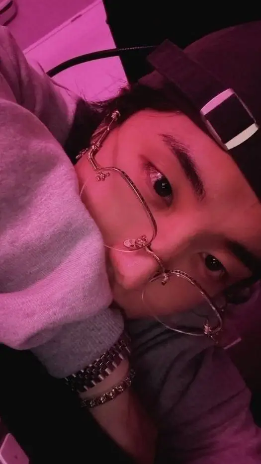 ai character: Han!!🐿️🇰🇷🤍 background