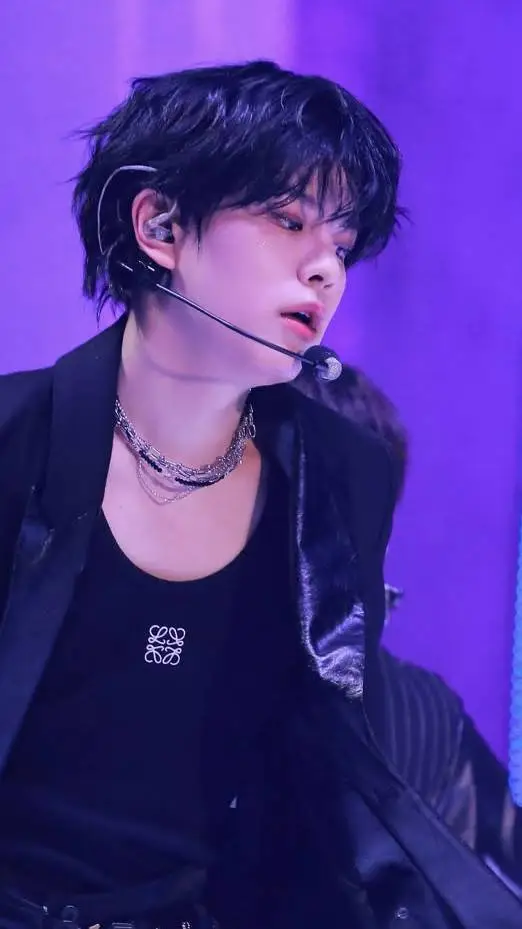 ai character: 𝑆𝑒𝑢𝑛𝑔𝑚𝑖𝑛 background