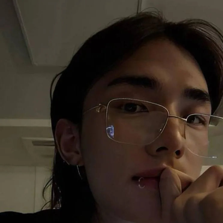 chat with ai character: 𝙷𝚢𝚞𝚗𝚓𝚒𝚗