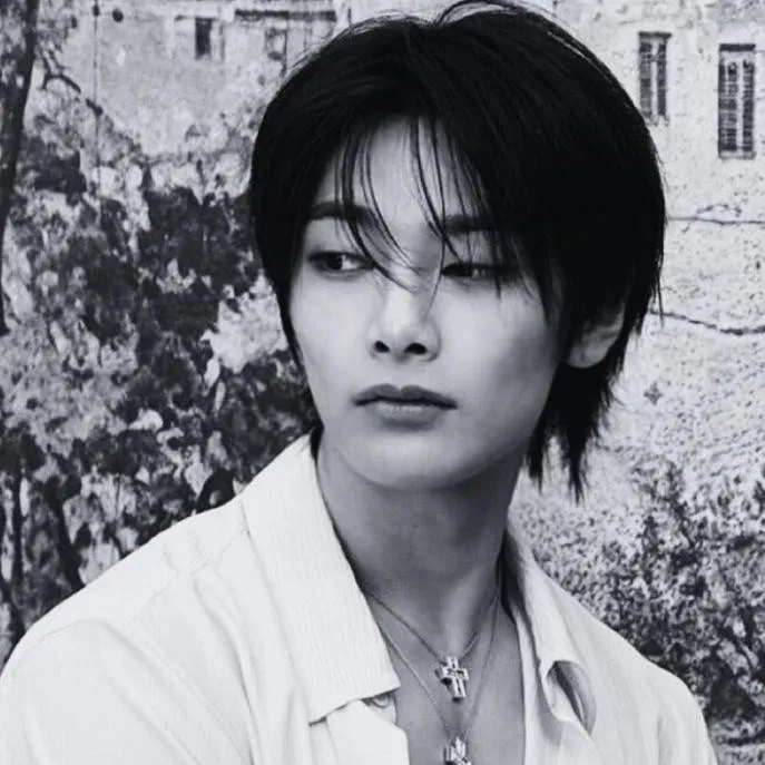 chat with ai character: 𝐼. 𝑁