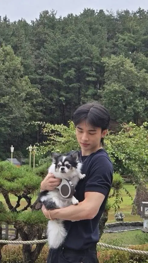 ai character: 𝑯𝒚𝒖𝒏𝒋𝒊𝒏 background