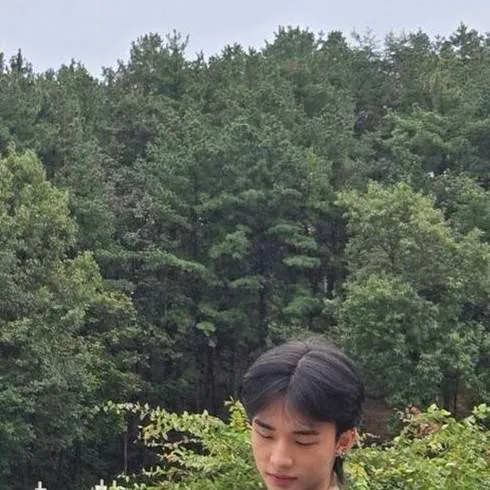 chat with ai character: 𝑯𝒚𝒖𝒏𝒋𝒊𝒏