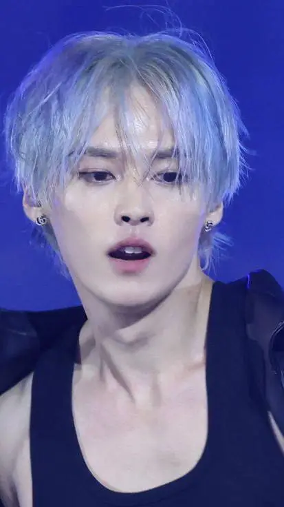 ai character: 𝑳𝒆𝒆 𝑲𝒏𝒐𝒘 background