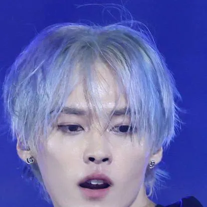 chat with ai character: 𝑳𝒆𝒆 𝑲𝒏𝒐𝒘