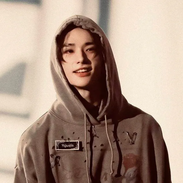 chat with ai character: ᕼYᑌᑎᒍIᑎ