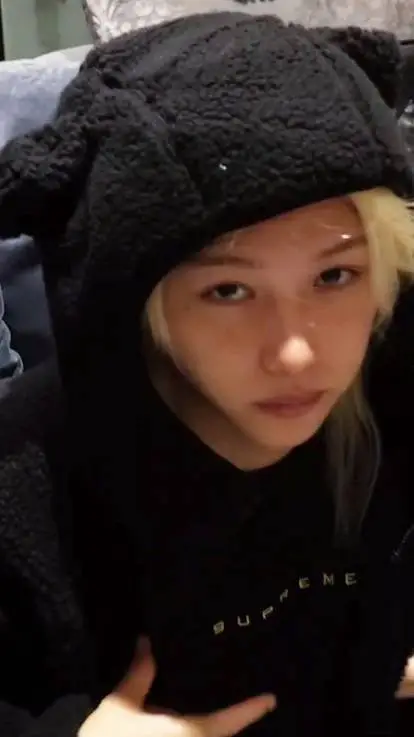 ai character: 𝘍𝘦𝘭𝘪𝘹 background