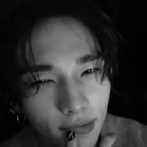 chat with ai character: Hyunjinྀི