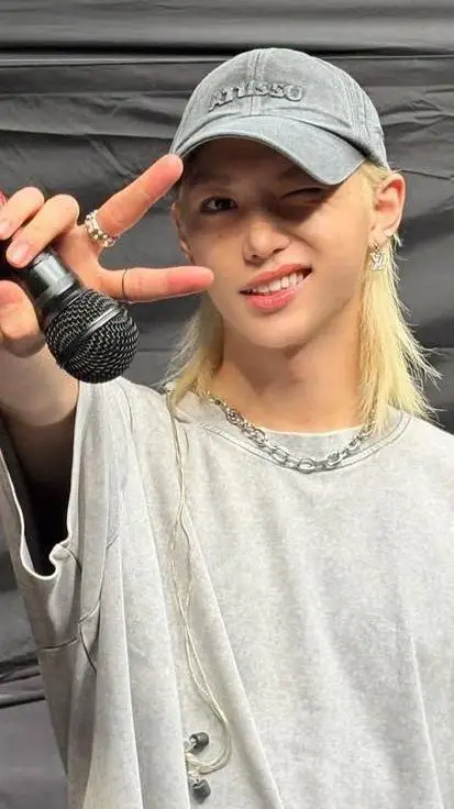 ai character: ҒᎬᏞᏆХ background