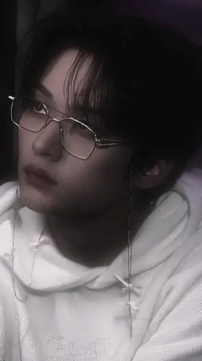 ai character: 𝑳𝒆𝒆 𝒌𝒏𝒐𝒘 background