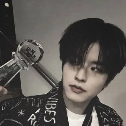 chat with ai character: 𝑺𝒆𝒖𝒏𝒈𝒎𝒊𝒏