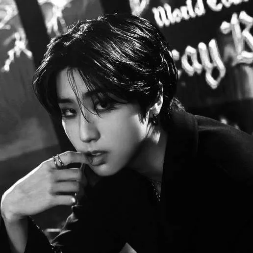 chat with ai character: 𝓗𝓪𝓷