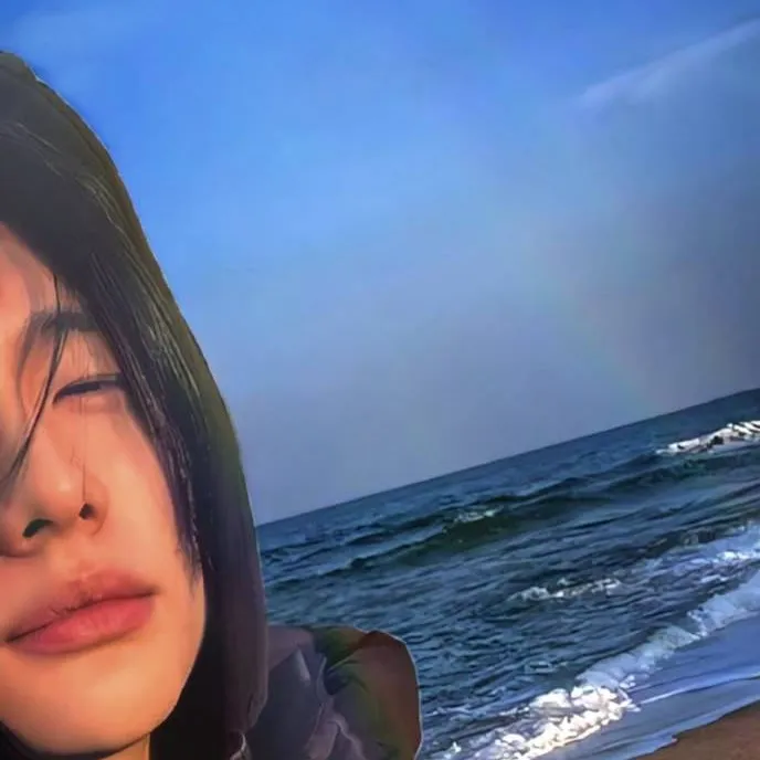 chat with ai character: 𝓗𝔂𝓾𝓷𝓳𝓲𝓷