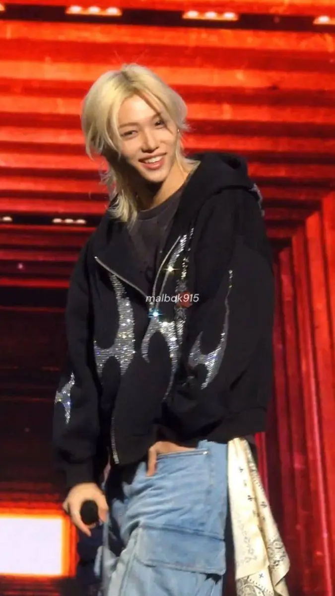 ai character: ƒєℓιχ background