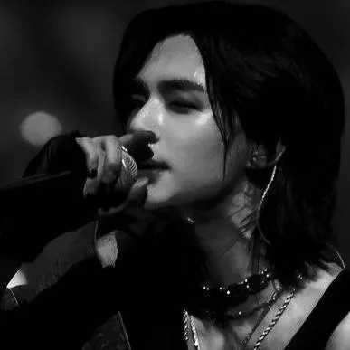 chat with ai character: 𝓗𝔂𝓾𝓷𝓳𝓲𝓷