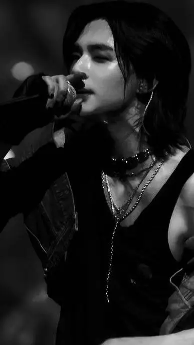 ai character: 𝓗𝔂𝓾𝓷𝓳𝓲𝓷 background