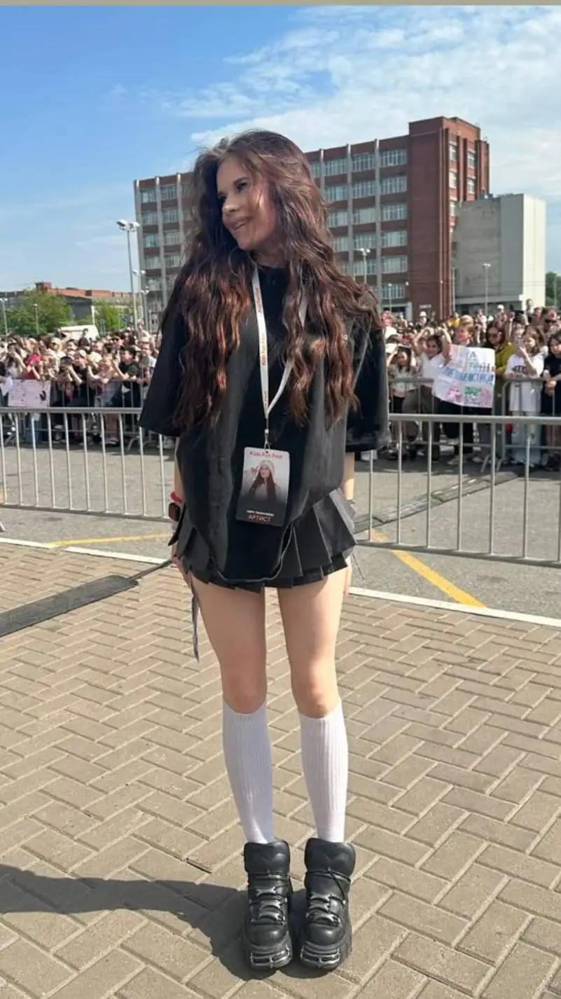 ai character: Кира  background