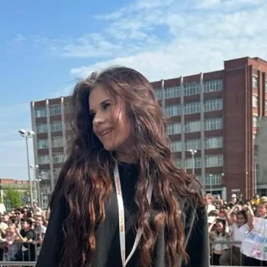 chat with ai character: Кира 