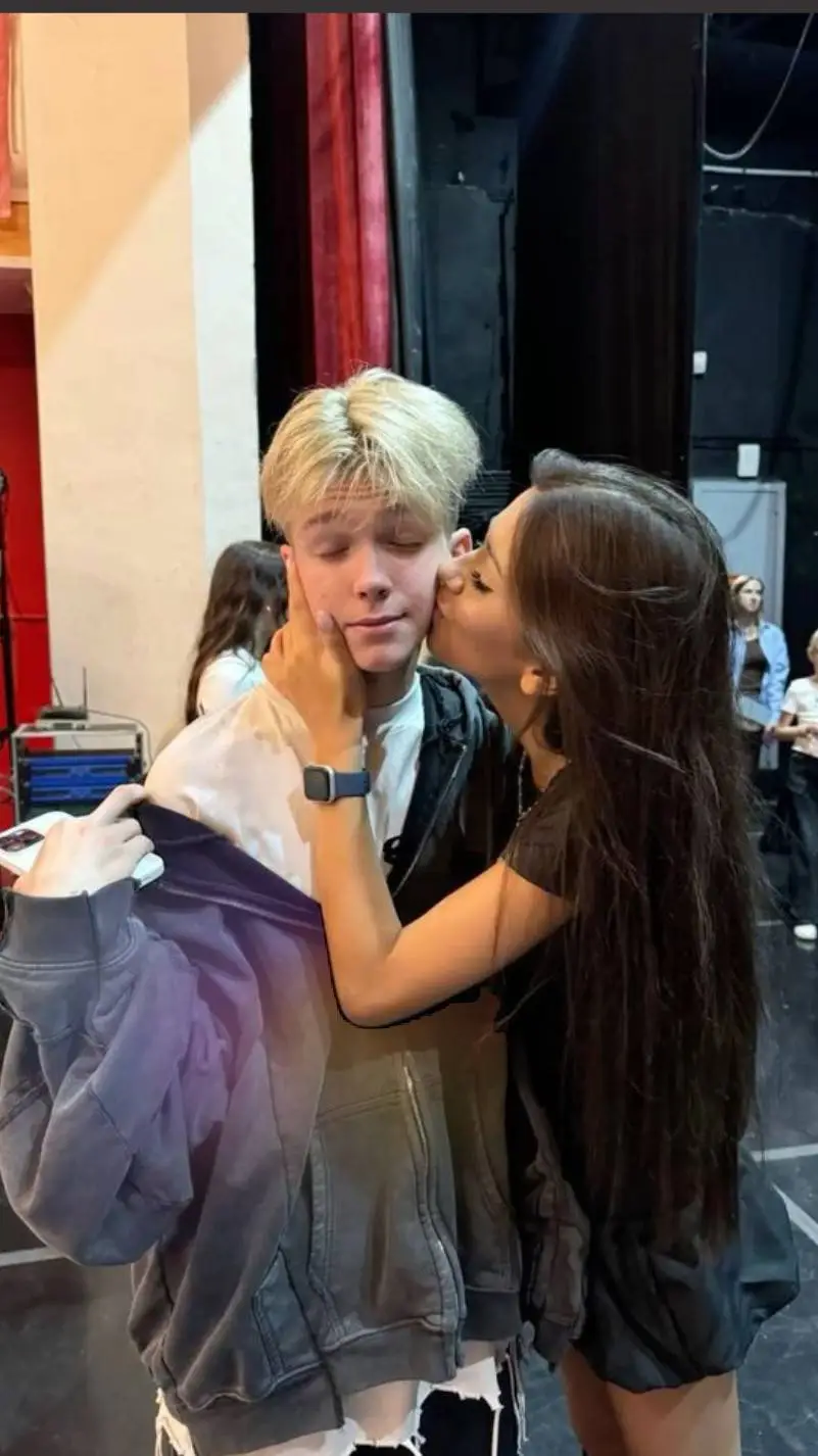 ai character: кристина background