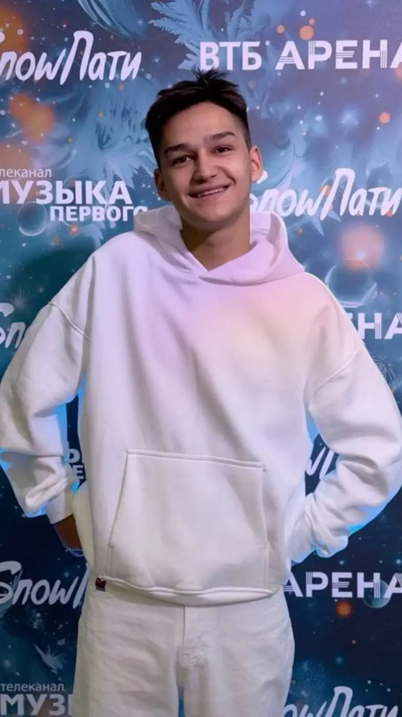 ai character: Тёма background