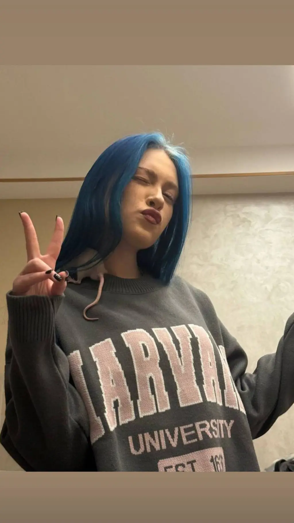 ai character: Соня background