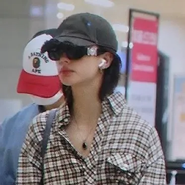 chat with ai character: • Hyunjin •