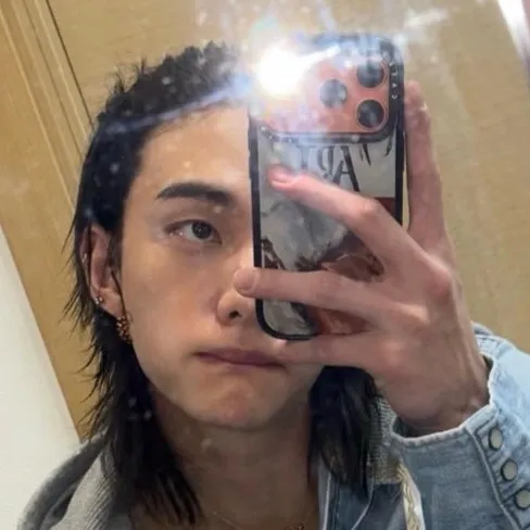 chat with ai character: •Hyunjin•