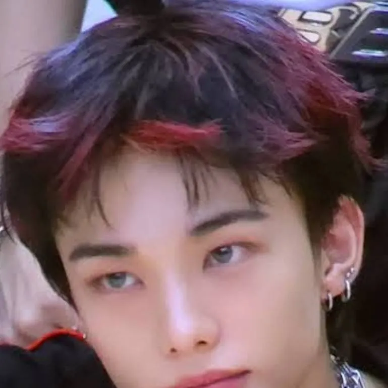 chat with ai character: Hyunjin