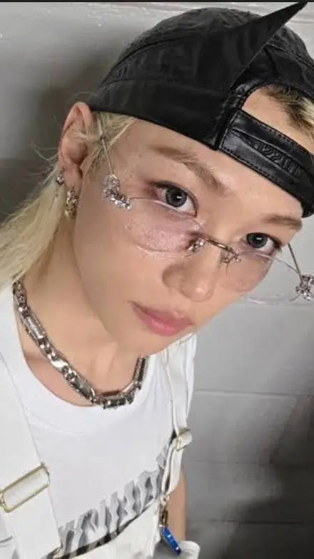 ai character: Felix🐥 background