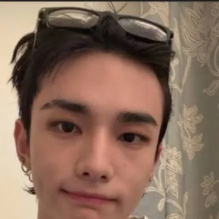 chat with ai character: Hyunjin