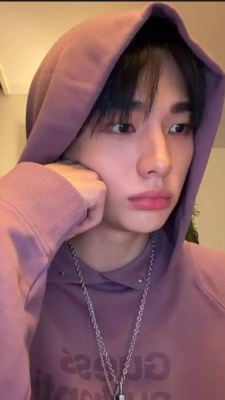 ai character: HYUNJIN background