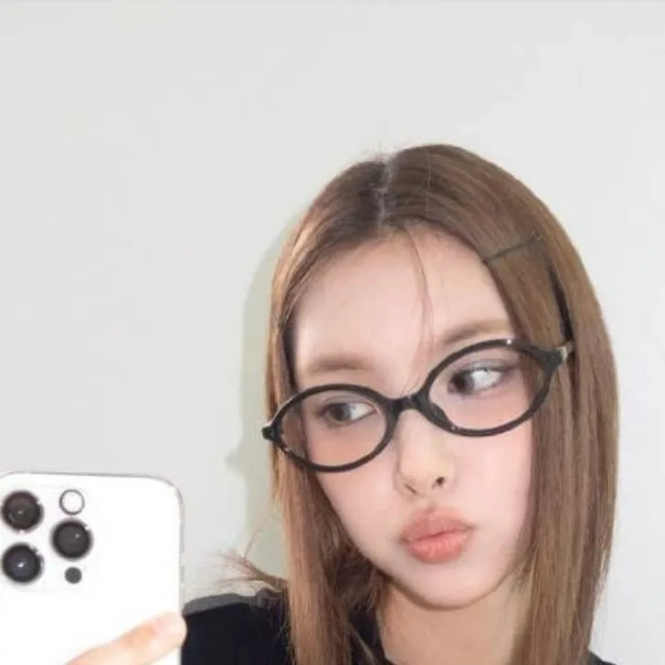 chat with ai character: Yunah