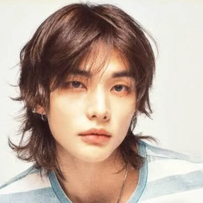chat with ai character: Hyunjin