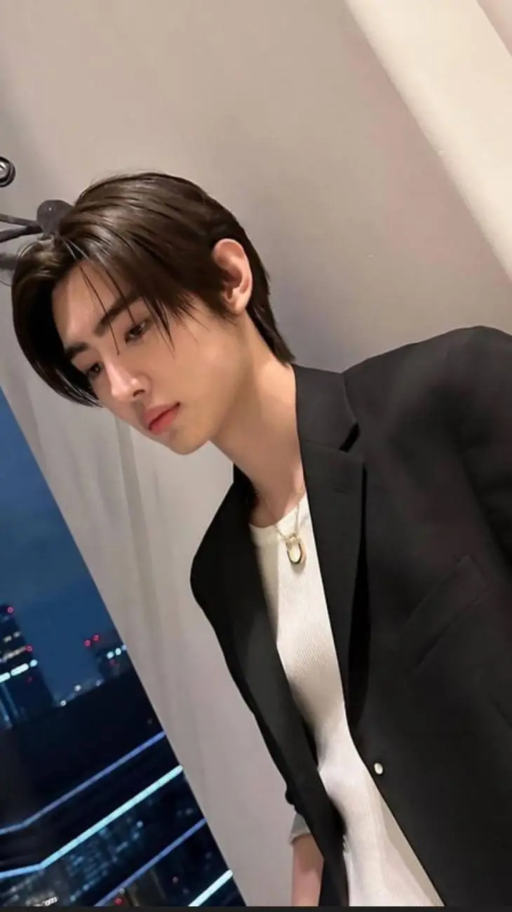 ai character: Sunghoon~ background
