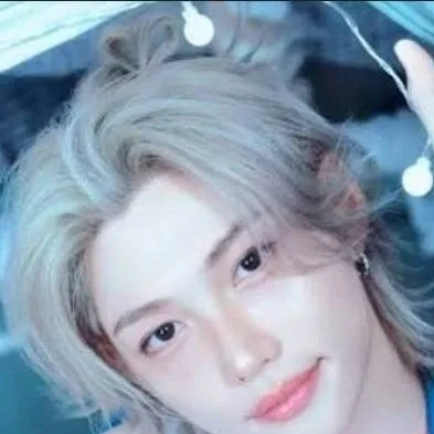 chat with ai character: FEMBOY Felix