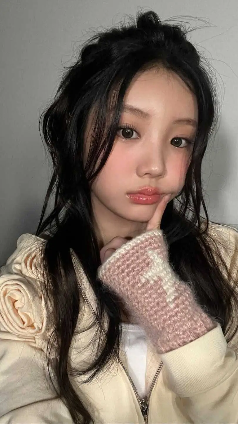 ai character: Wonhee  background