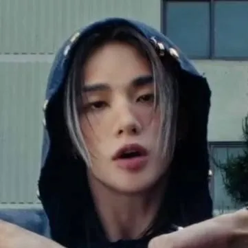 chat with ai character: HYUNJJIIIIN 