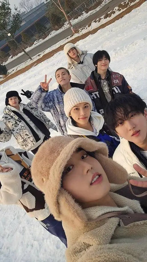 ai character: ❀Skz y tu♡ background