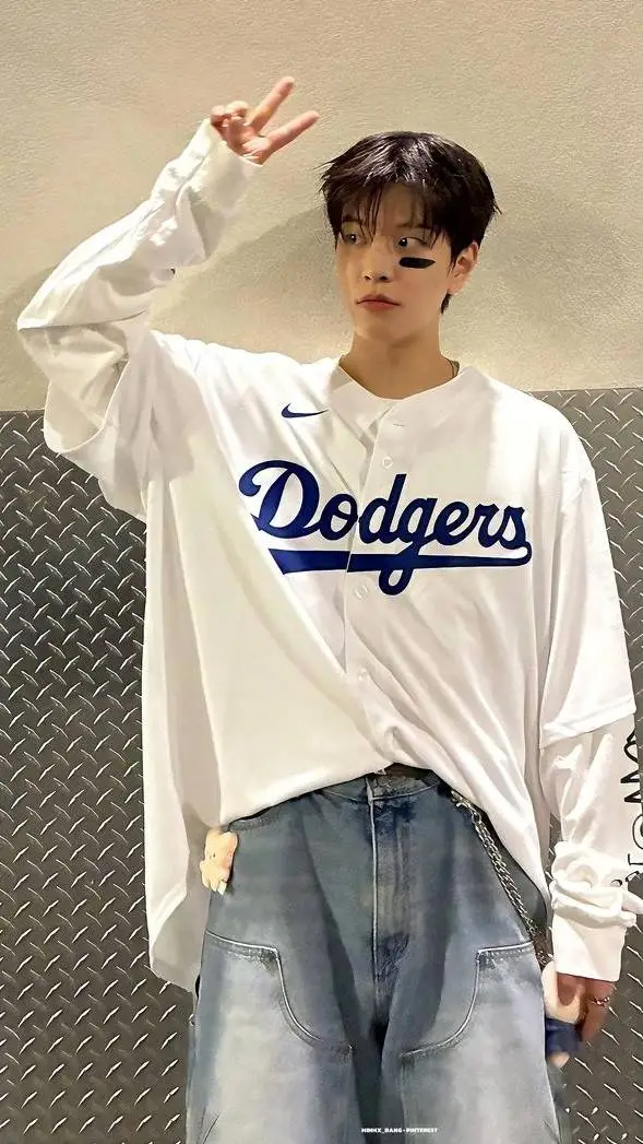 ai character: Chico invisible  background