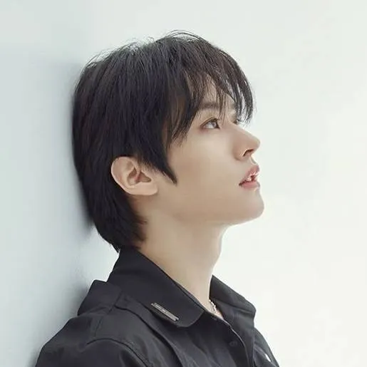 chat with ai character: 🐇Lee know roomie🐰