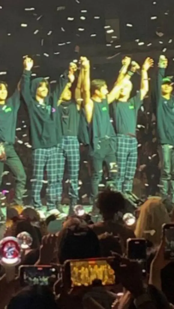 ai character: Skz concert!😆 background