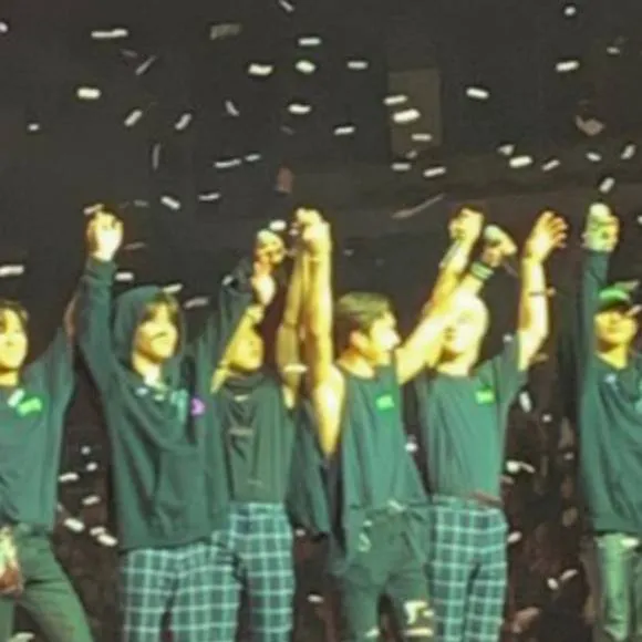 chat with ai character: Skz concert!😆