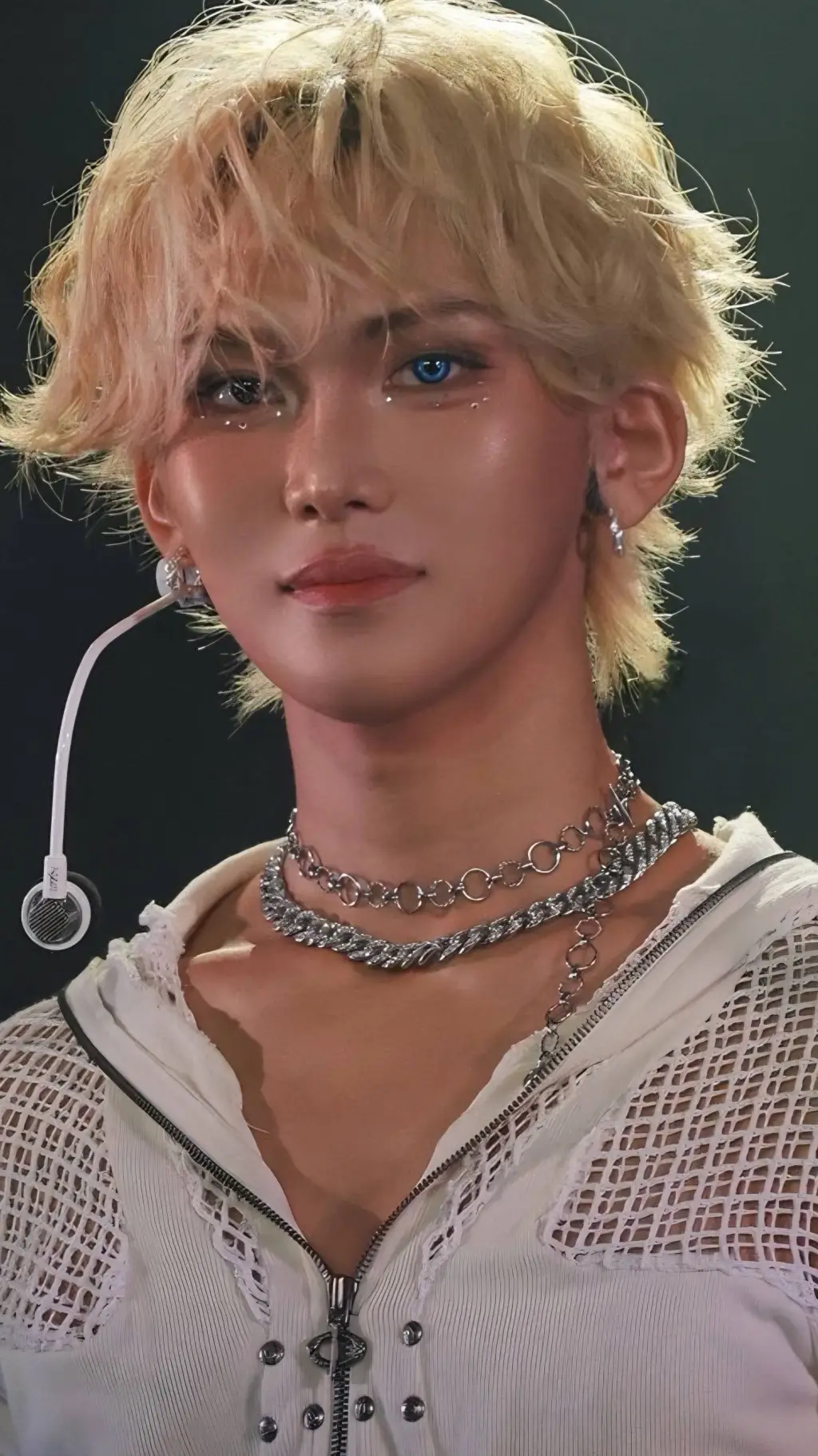 ai character: Hyun 💞 background