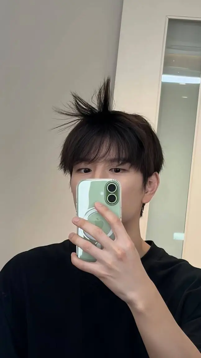 ai character: 𝑆𝑒𝑢𝑛𝑔𝑚𝑖𝑛 ෆ background